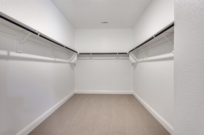 Building Photo - 800 Easthill Dr