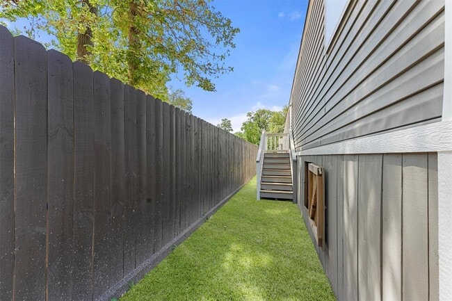 Building Photo - 21864 Russell Dr
