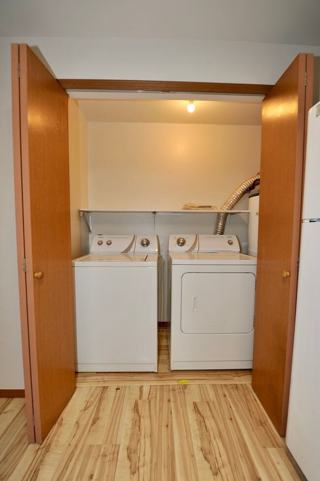 Building Photo - 2 bed 1 bath apartment (4plex building)