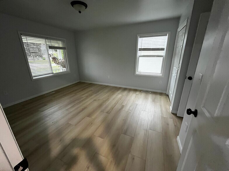 Building Photo - 705 Plainfield Ct