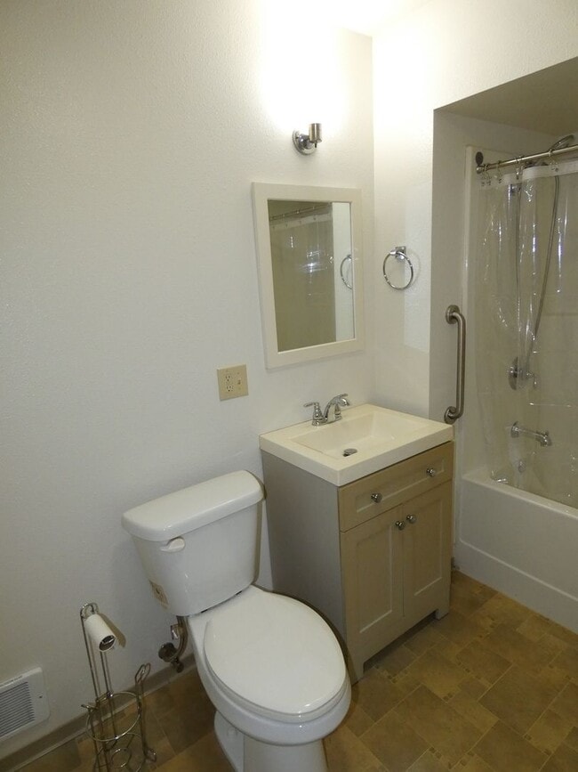 Building Photo - Centrally located 2 bedroom