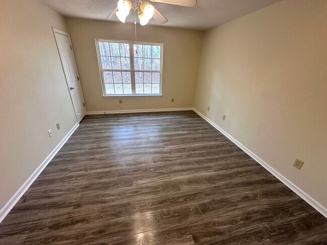 Building Photo - 346 Leafmore Rd SW