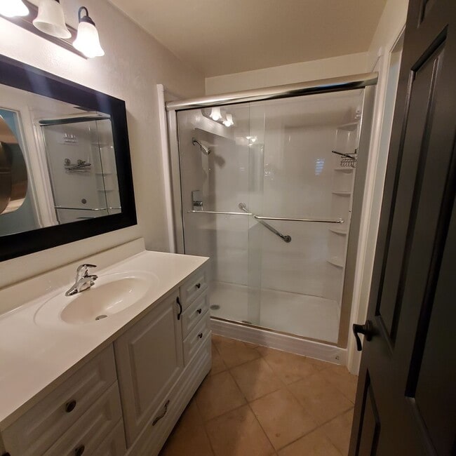 Building Photo - Easy Living @ Gorgeous 2bd/2ba in Cobblest...