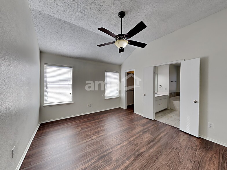 Building Photo - 225 Willow Creek Dr