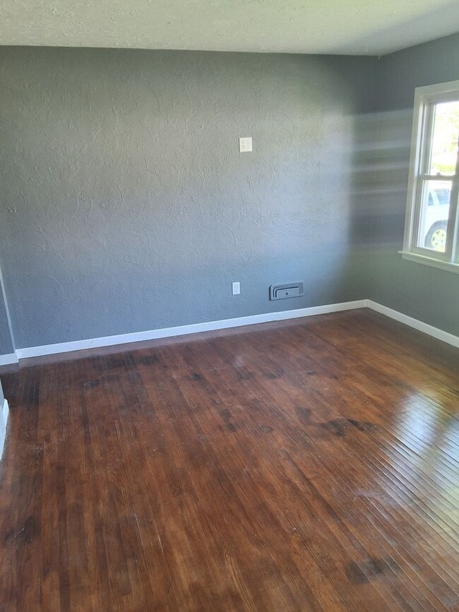 Building Photo - 4 bedrooms/2 bathrooms House