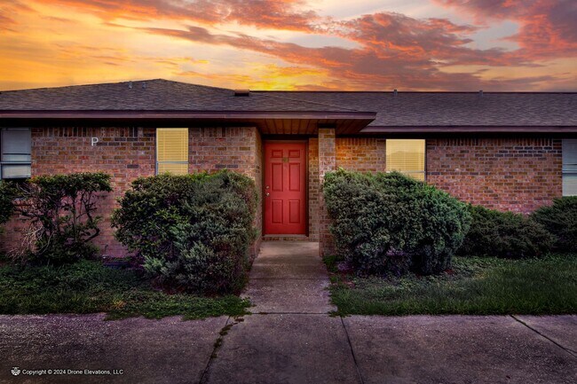 Primary Photo - ***Cute 2 Bedroom Apartment in Eagle Lake