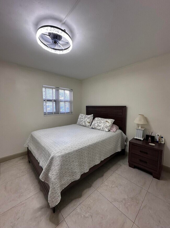 Building Photo - 3121 NE 51st St