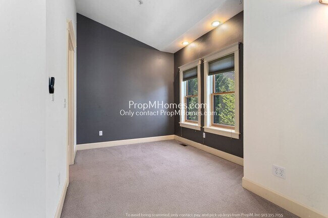 Building Photo - Two-Bedroom End Unit Condo in Goose Hollow! DEPOSIT SPECIAL