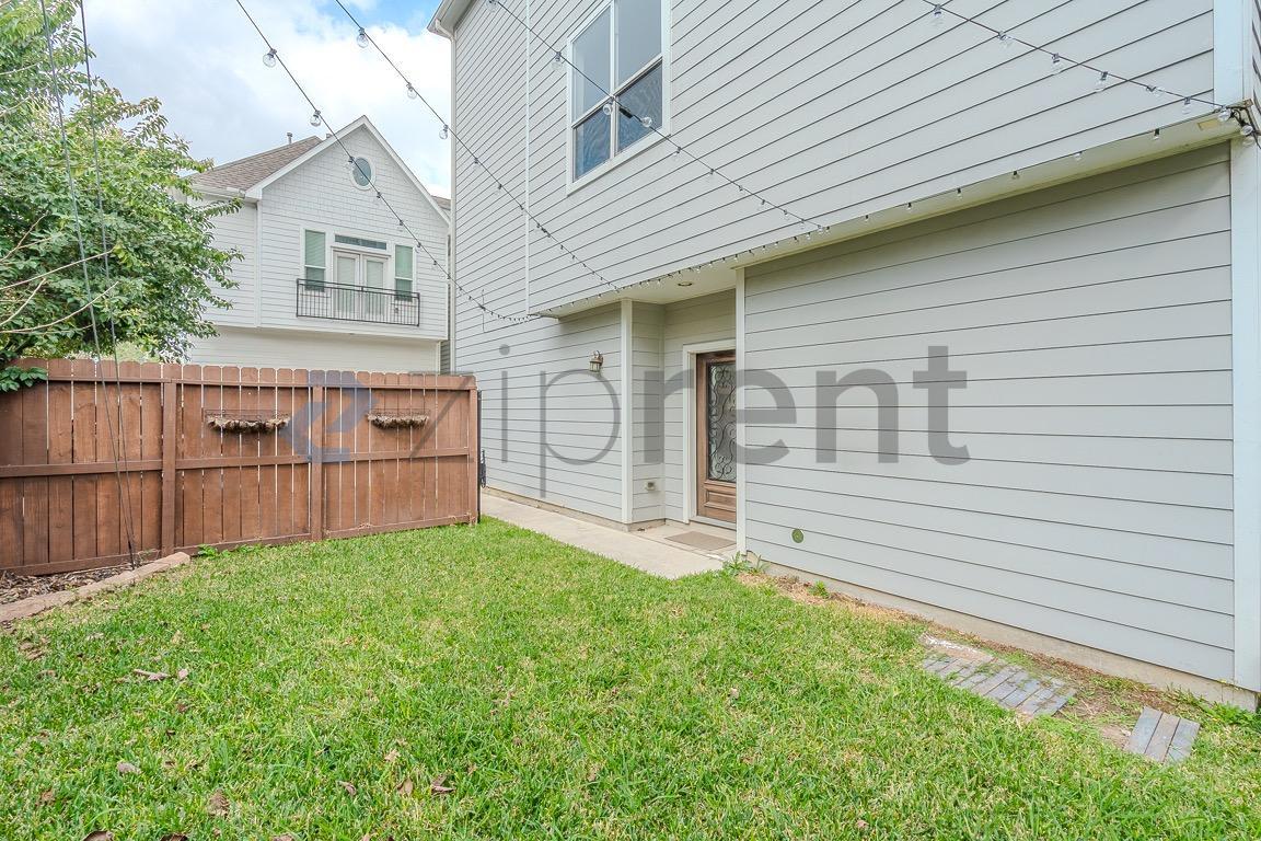 Building Photo - 850 W 20th St