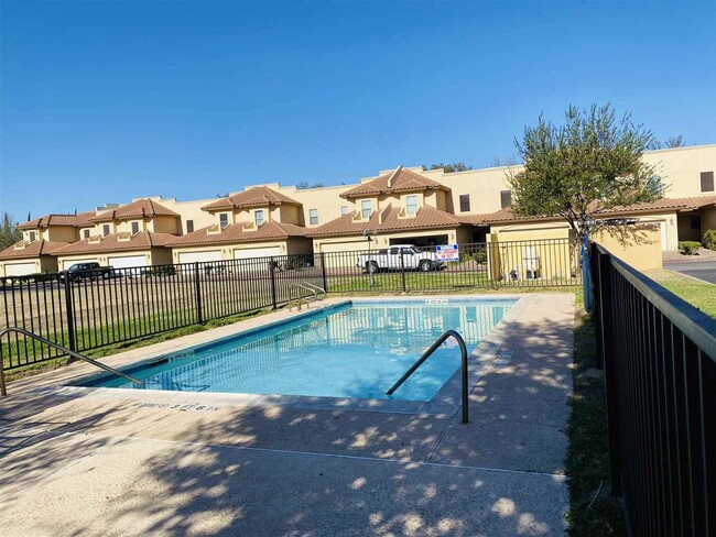 Building Photo - 707 St James Dr