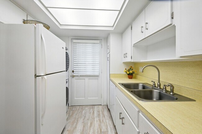 Building Photo - Ocean Towers - Direct Beach Access