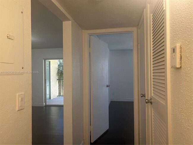 Building Photo - 949 Riverside Dr