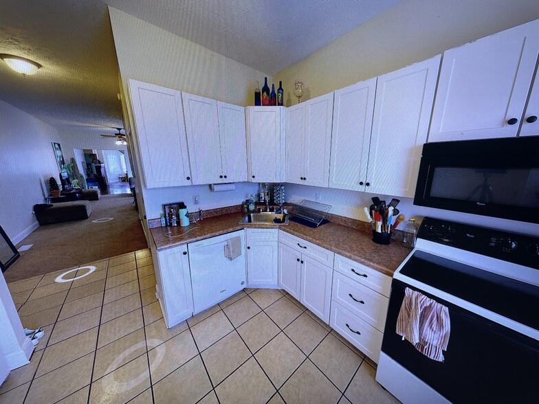 Kitchen - 842 N California St