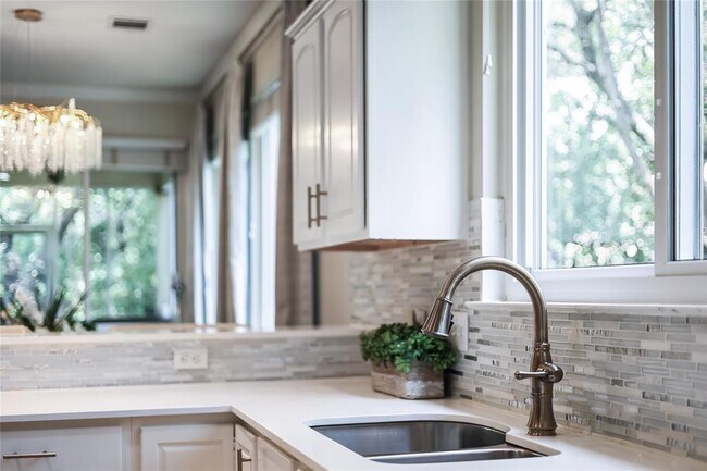 Building Photo - 5605 Creek Meadows Cove