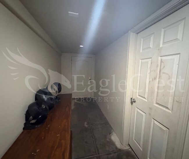 Building Photo - Large 8-Bedroom Home Across from Whitman College – Lawn Care Included