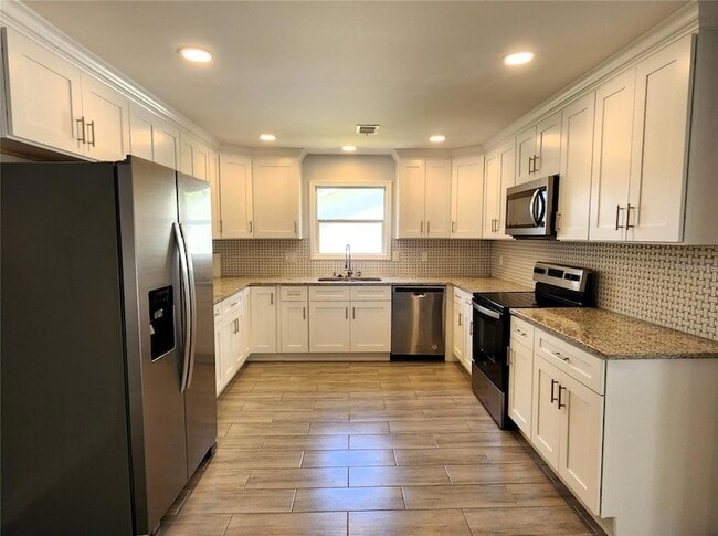 Building Photo - 2617 Pine Tree Dr