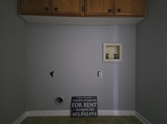 Building Photo - 3/2/2 in Quiet Sherman Neighborhood Near F...