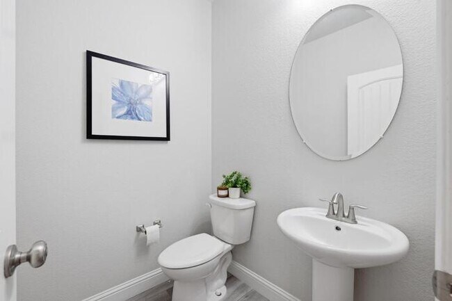 Building Photo - 3017 Village Park Dr