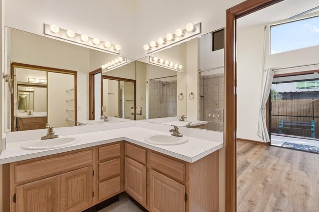 Building Photo - 6016 Pompano St