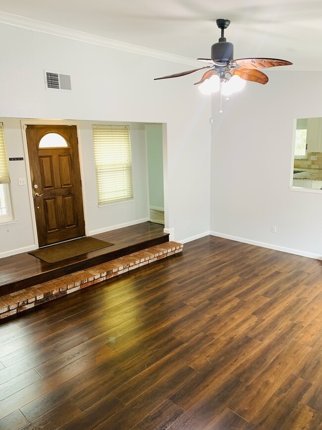 Building Photo - 920 Linwood St