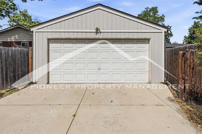 Building Photo - Spacious Duplex with Central AC and Washer/Dryer