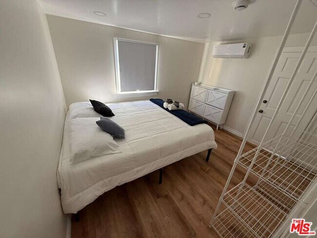 Building Photo - 1153 W 2nd St