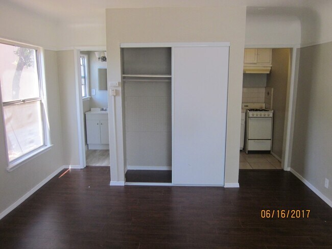 Building Photo - 338