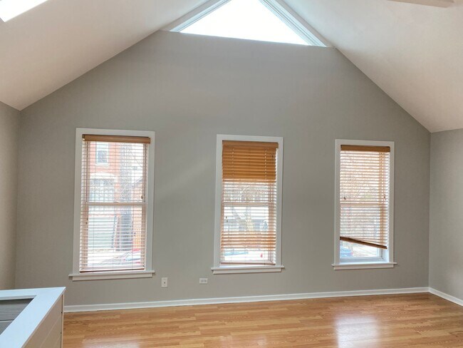 Building Photo - 1459 N Paulina St