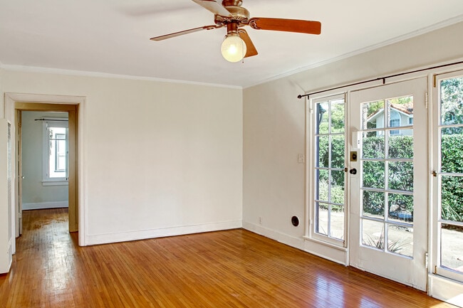 Building Photo - 801 N June St