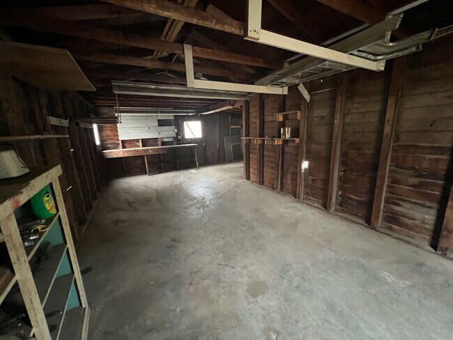 Building Photo - Charming Downtown Redmond Home with Huge Fenced Yard & Garage!