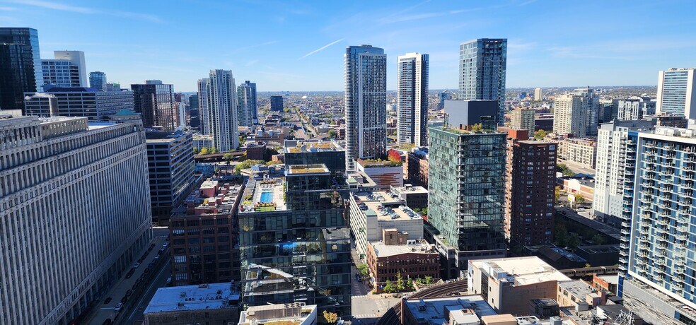 Building Photo - 400 N La Salle Dr