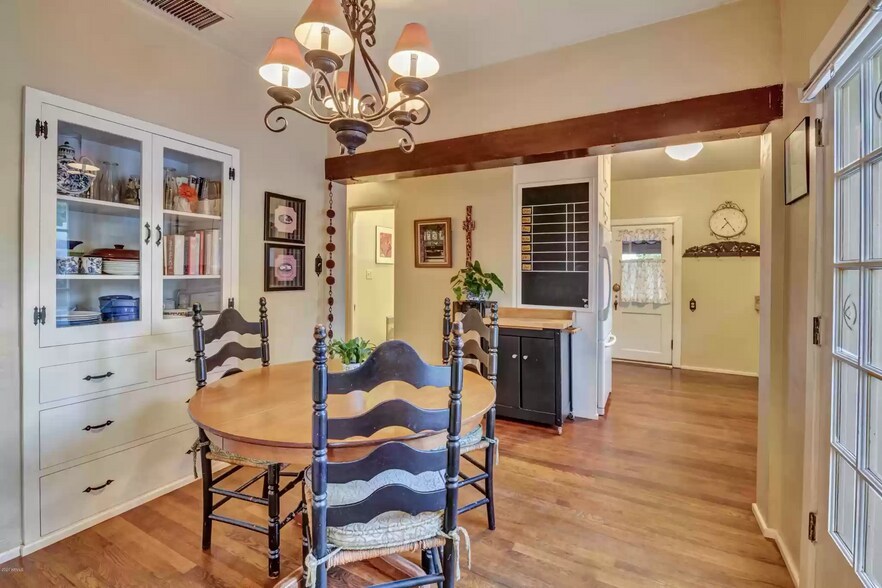 Kitchen nook - 712 W Manhatton Dr