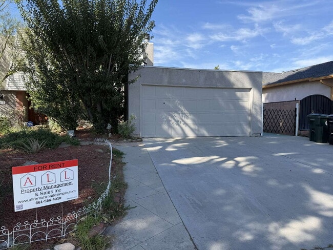 Building Photo - Modern & Stylish Private Garage Studio