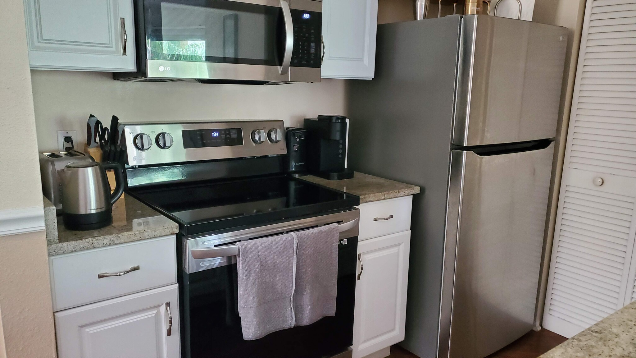 New stainless LG appliances - 115 112th Ave NE