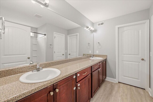 Building Photo - Spacious 5-Bedroom Home with Screened Patio & Private Fenced Yard in Guyton