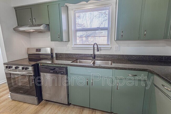 Building Photo - 224 E Hargis St