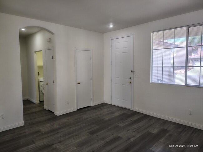 Building Photo - 5526 Cresent Valley St