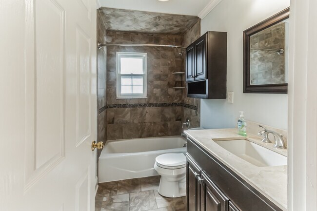 Building Photo - 1519 Boulevard