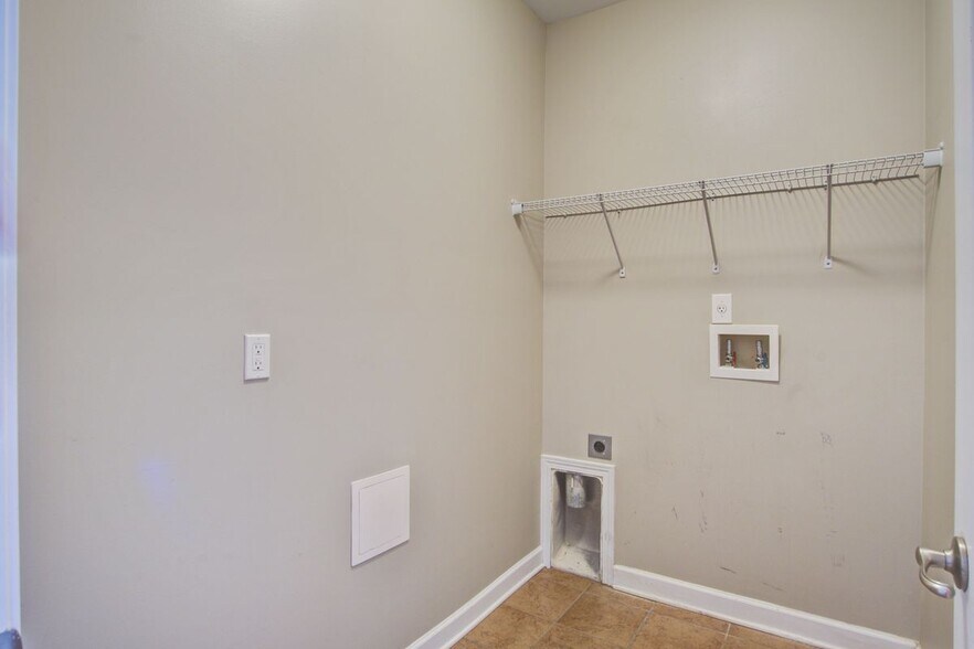 Building Photo - 802 Rue Dr