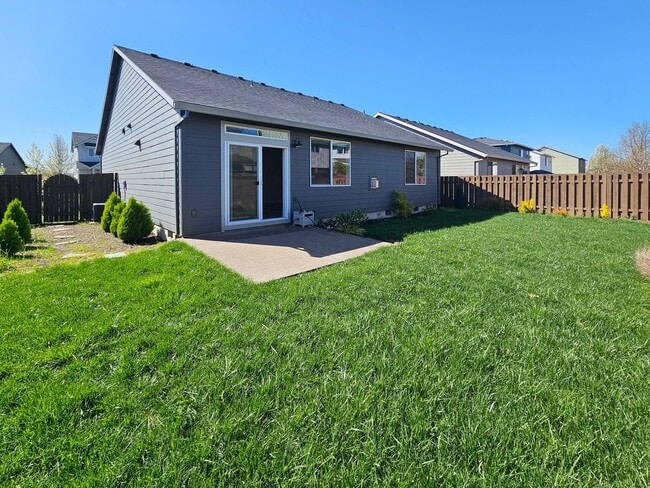 Building Photo - 1400 Dahlia St