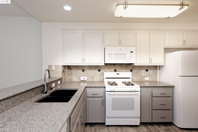 Building Photo - 220 Caldecott Ln