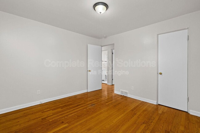 Building Photo - 375 Adrian Dr