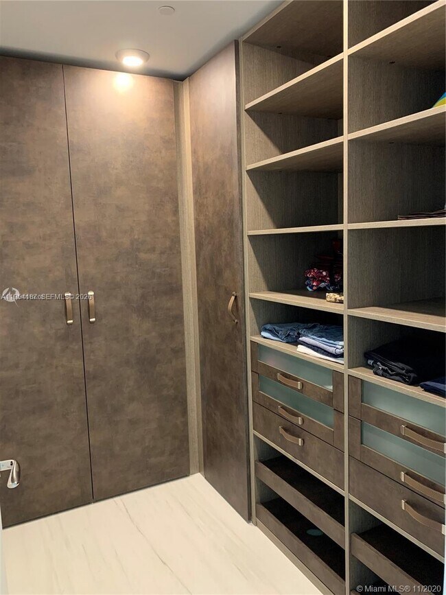 Building Photo - 16901 Collins Ave