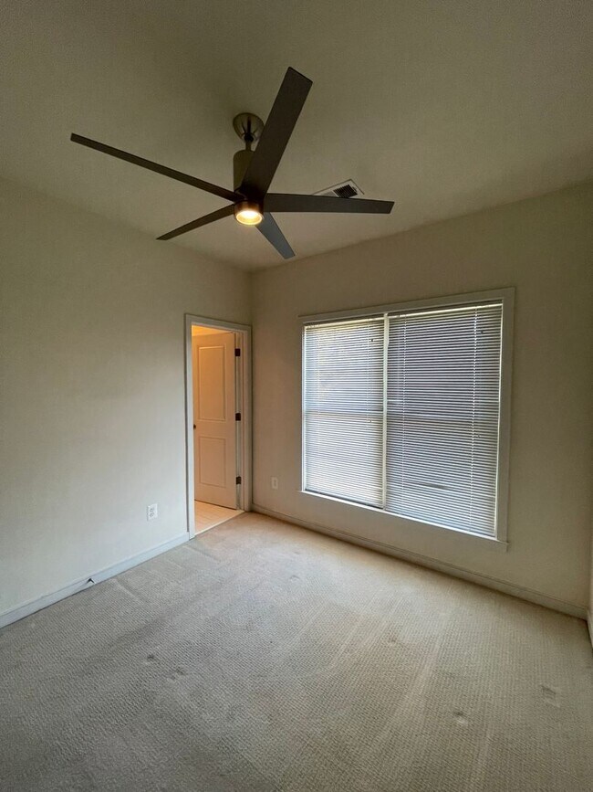 Building Photo - Lovely 3 BR/3.5 BA Townhome in Brookline!