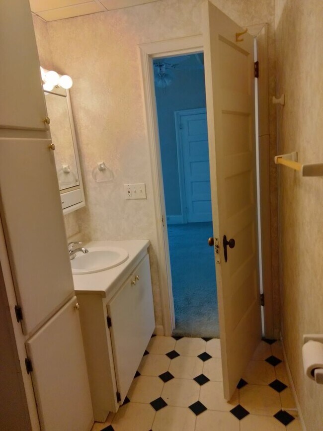 Building Photo - Spacious 1 bedroom 1 bath on the Main Level of a 5 plex.