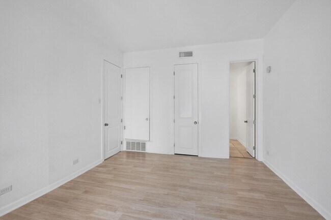 Building Photo - Classic 1/1 in Alamo Heights