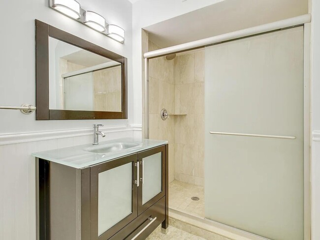 Building Photo - 1310 Manor Dr