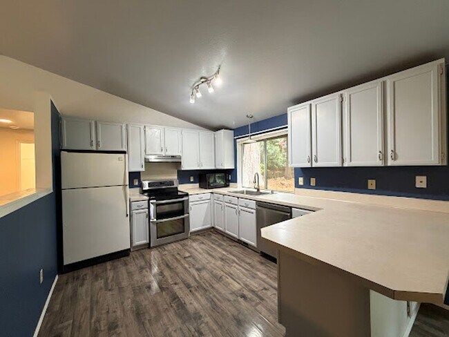 Building Photo - Spacious living with city access 3 bed 2 bath rambler!