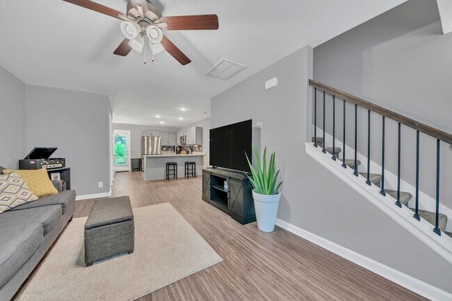 Building Photo - 253 Woodland Vly Ln