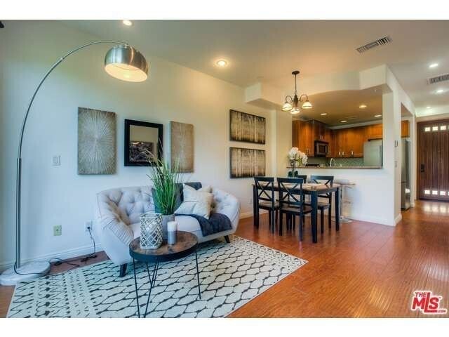 Building Photo - Beautifully Updated Condo in NoHO